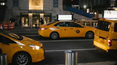 Foto del tráfico de New York mostrando varios taxis