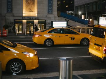 Foto del tráfico de New York mostrando varios taxis