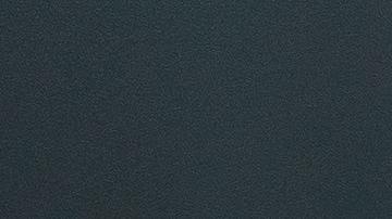 Foto de un repartidor en la cabina de un camión de entrega con paquetes