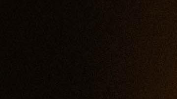 Foto de joven conduciendo en compañía de un adulto.