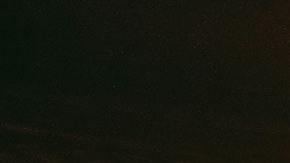 Foto de dos autos a toda velocidad bajo la lluvia