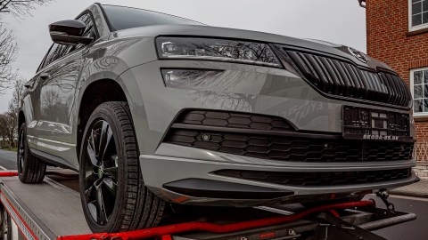 El remolque de autos debe hacerse de manera minuciosa cerciorándose de que el auto esté seguro en todo momento para evitar un accidente.