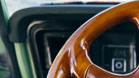 La forma del auto y las piezas de madera fueron diseñadas totalmente a mano.