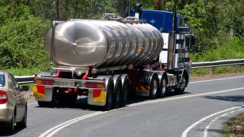 El camión cisterna transportaba combustible.