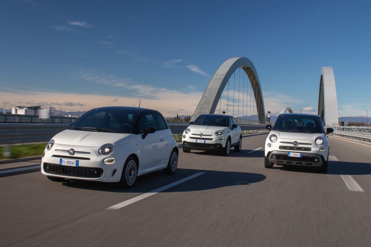 Foto de la línea Fiat 500 Hey Google en plena carretera