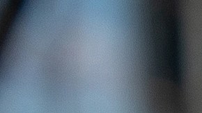 Foto de un usuario usando su celular para comunicarse con su Fiat 500 "Hey Google"