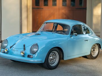 Foto de un Porsche de 1959 coupe color azul cielo