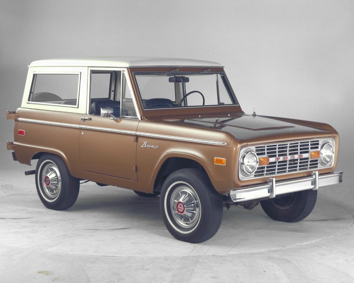 Foto de una Ford Bronco 1974 exhibida