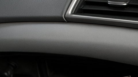 Mecánico cambiando el filtro de aire de la cabina de un auto moderno en un taller limpio.