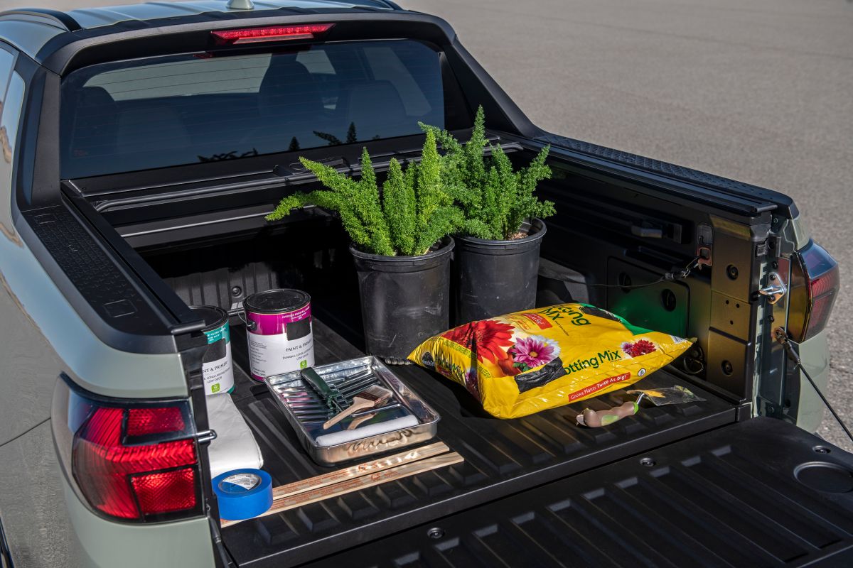 Foto de la cama abierta con objetos de la nueva Hyundai Santa Cruz 2022