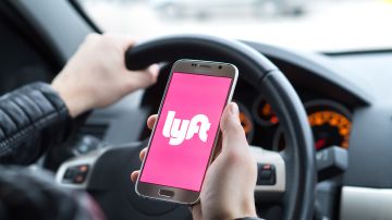 Lyft es una empresa de transporte estadounidense que conecta conductores y usuarios de coches compartidos por medio de una aplicación móvil.
