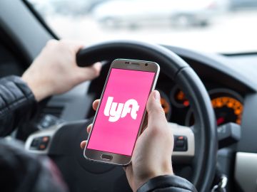 Lyft es una empresa de transporte estadounidense que conecta conductores y usuarios de coches compartidos por medio de una aplicación móvil.