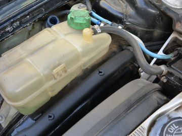 Por qué puede ser que tu auto pierde líquido