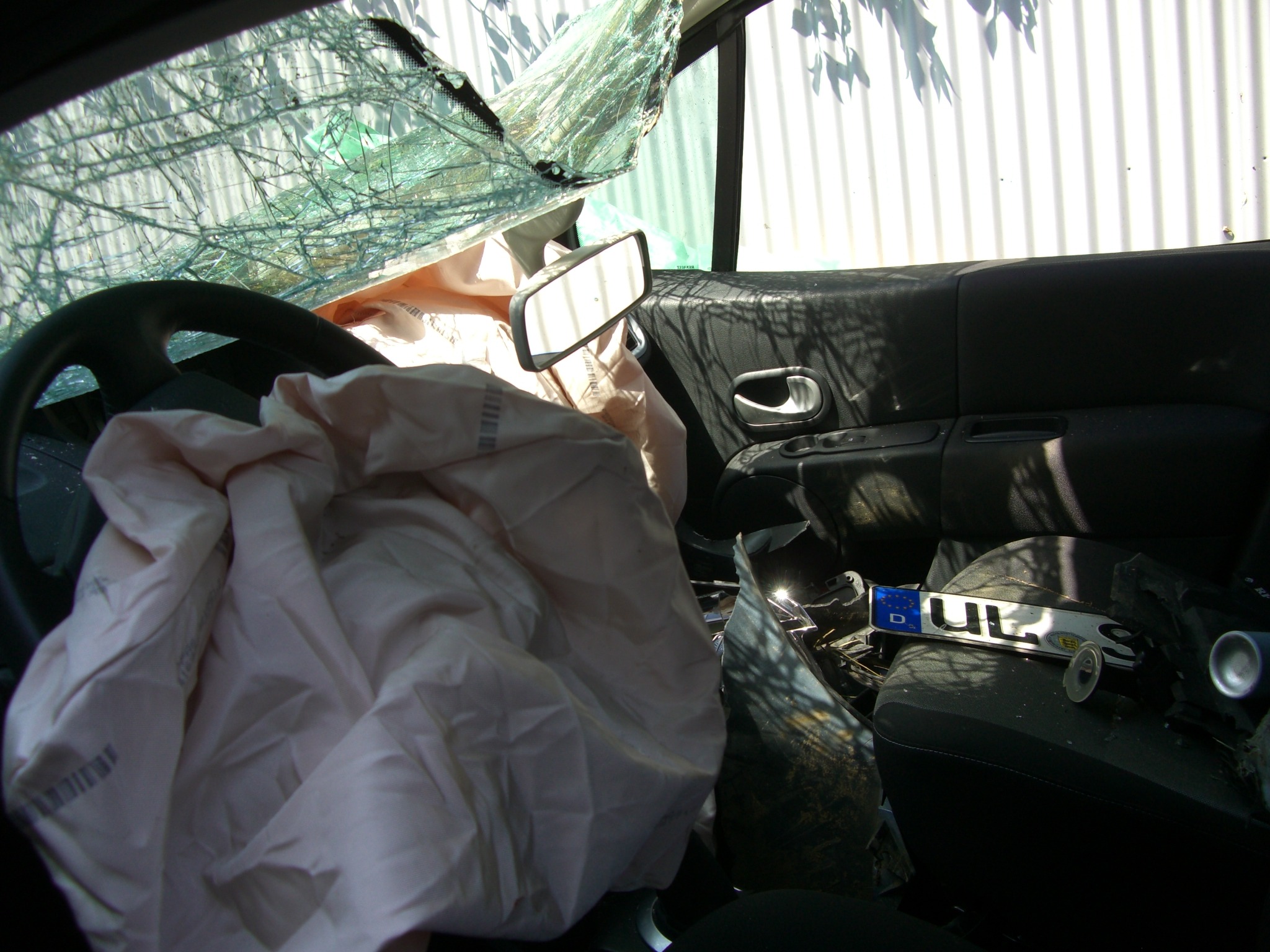 Foto del sistema de bolsas de aire activado durante un accidente de tránsito