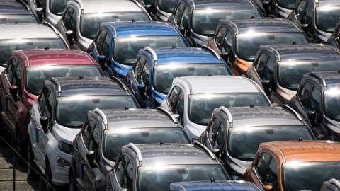 Foto de varias filas de autos nuevos