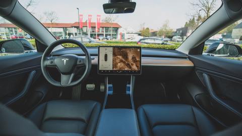 Imagen interior de un vehículo Tesla sin pasajeros