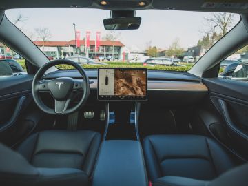 Imagen interior de un vehículo Tesla sin pasajeros
