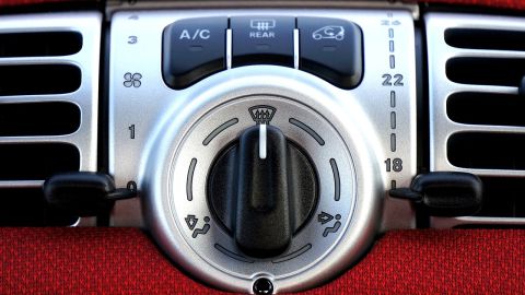 El sistema de aire acondicionado puede incrementar levemente el consumo de gasolina de tu vehículo.