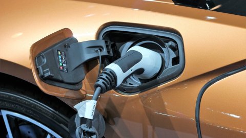 La falta de infraestructura y cargadores públicos dificultan la transición a los autos eléctricos.