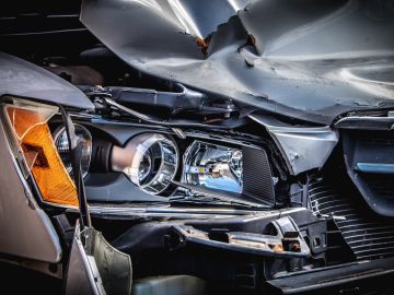 Primer plano de un auto destruido luego de un accidente de tránsito