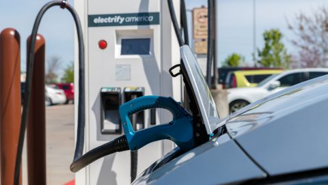 Foto de una estación de carga eléctrica de Electrify America