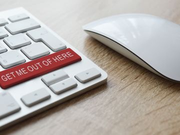 Foto de un mouse junto a un teclado con una tecla adicional con el texto "get me out here"
