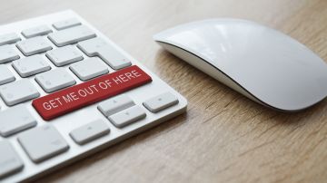 Foto de un mouse junto a un teclado con una tecla adicional con el texto "get me out here"