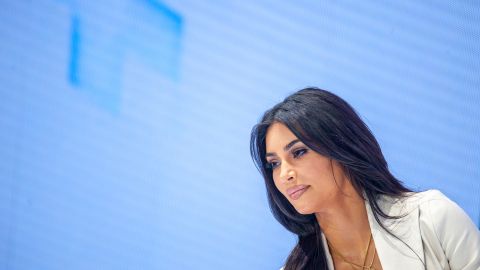 Foto de Kim Kardashian durante su discurso en el WCIT Forum, Armenia