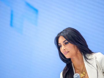 Foto de Kim Kardashian durante su discurso en el WCIT Forum, Armenia