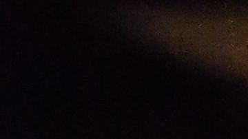 Foto de un auto siendo remolcado por una patrulla de la policía