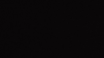 Foto de una alcancía rota mostrando el dinero