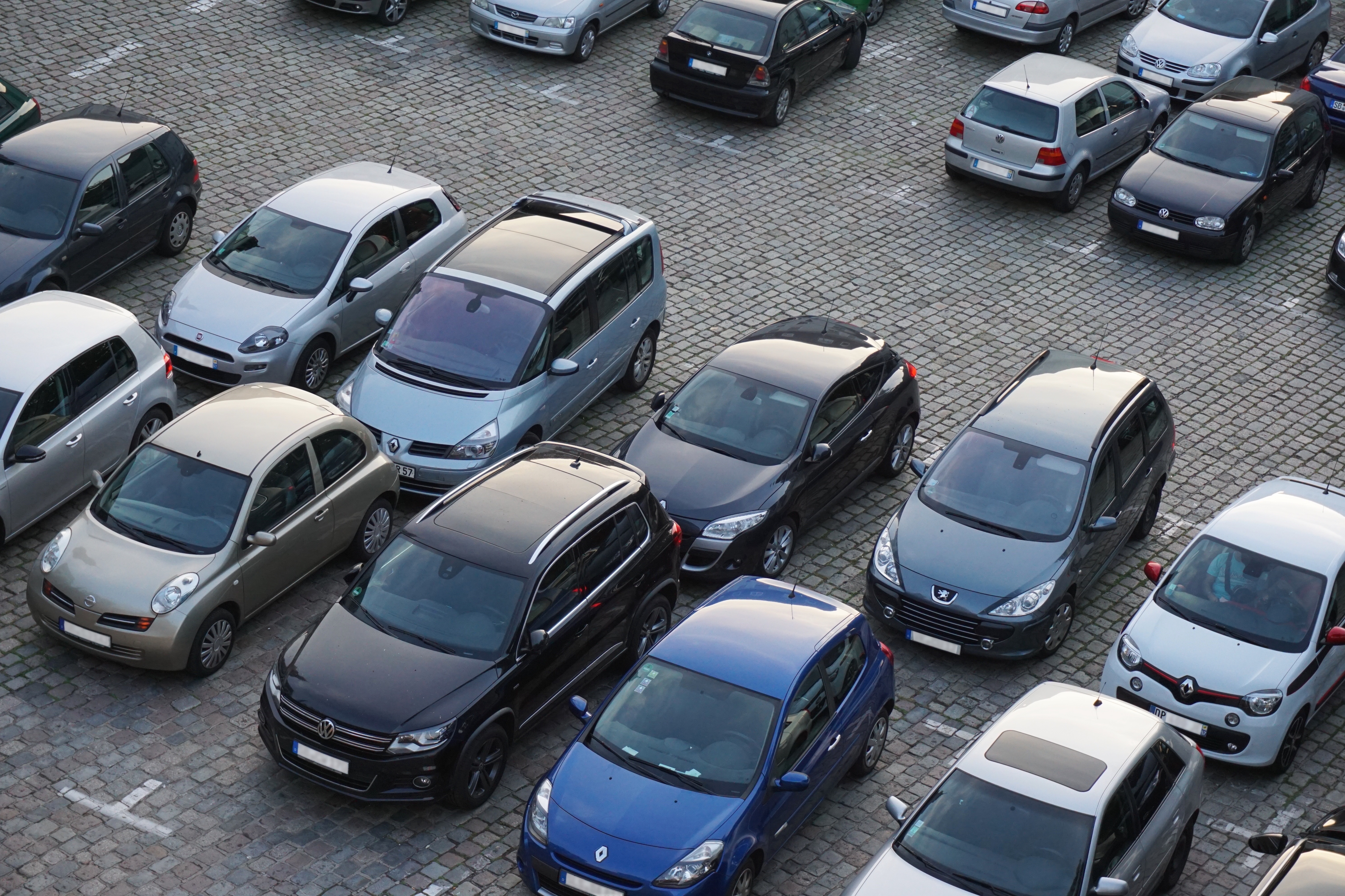 Foto aérea de varios autos en un estacionamiento al aire libre