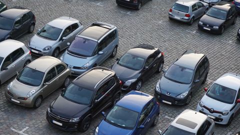 Foto aérea de varios autos en un estacionamiento al aire libre