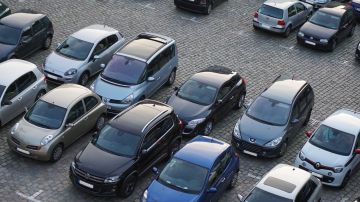 Foto aérea de varios autos en un estacionamiento al aire libre