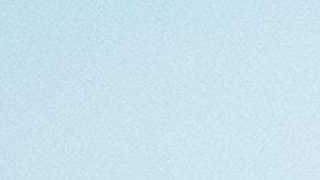 Foto de un Volkswagen escarabajo amarillo con una tabla de surf a la orilla del mar