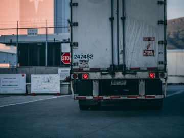Foto de la parte trasera de un camión entrando a una zona industrial