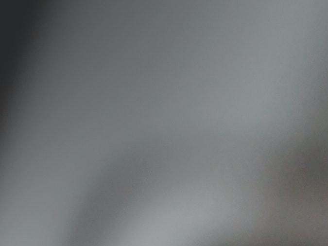 Foto de un hombre abriendo una botella de cerveza dentro de su auto