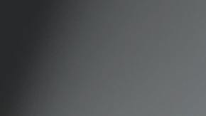 Foto de un hombre abriendo una botella de cerveza dentro de su auto