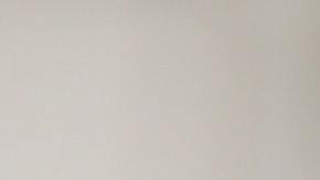 Foto de un hombre caminando hacia su motocicleta con un casco en la mano.