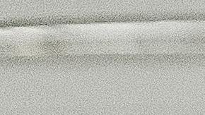 Foto de una vendedora mostrando el motor de un auto a un comprador