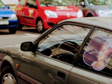 Foto de algunos autos estacionados en la vía pública