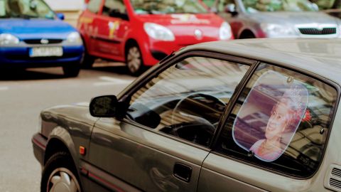 Foto de algunos autos estacionados en la vía pública