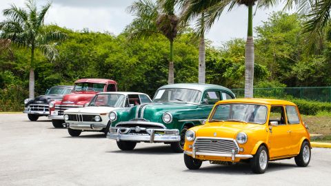 Foto de varios autos antiguos estacionados al aire libre