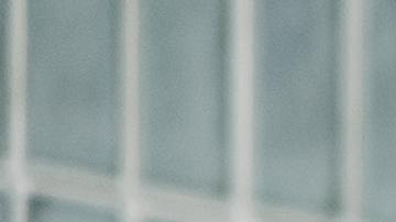 Foto de una pareja sacando paquetes de su auto en plena mudanza