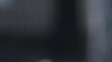 Foto de una oficial de policía solicitando una licencia de conducir a un conductor