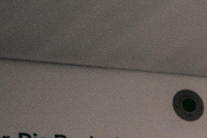 Foto de autos antiguos exhibidos en una exposición