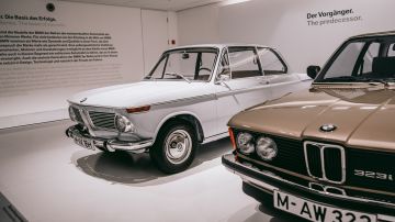 Foto de autos antiguos exhibidos en una exposición