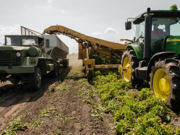 Foto de vehículos agrícolas trabajando el campo