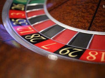 Foto de una ruleta con algunos números en primer plano