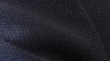 Foto de dos personas con traje estrechándose la mano en señal de acuerdo